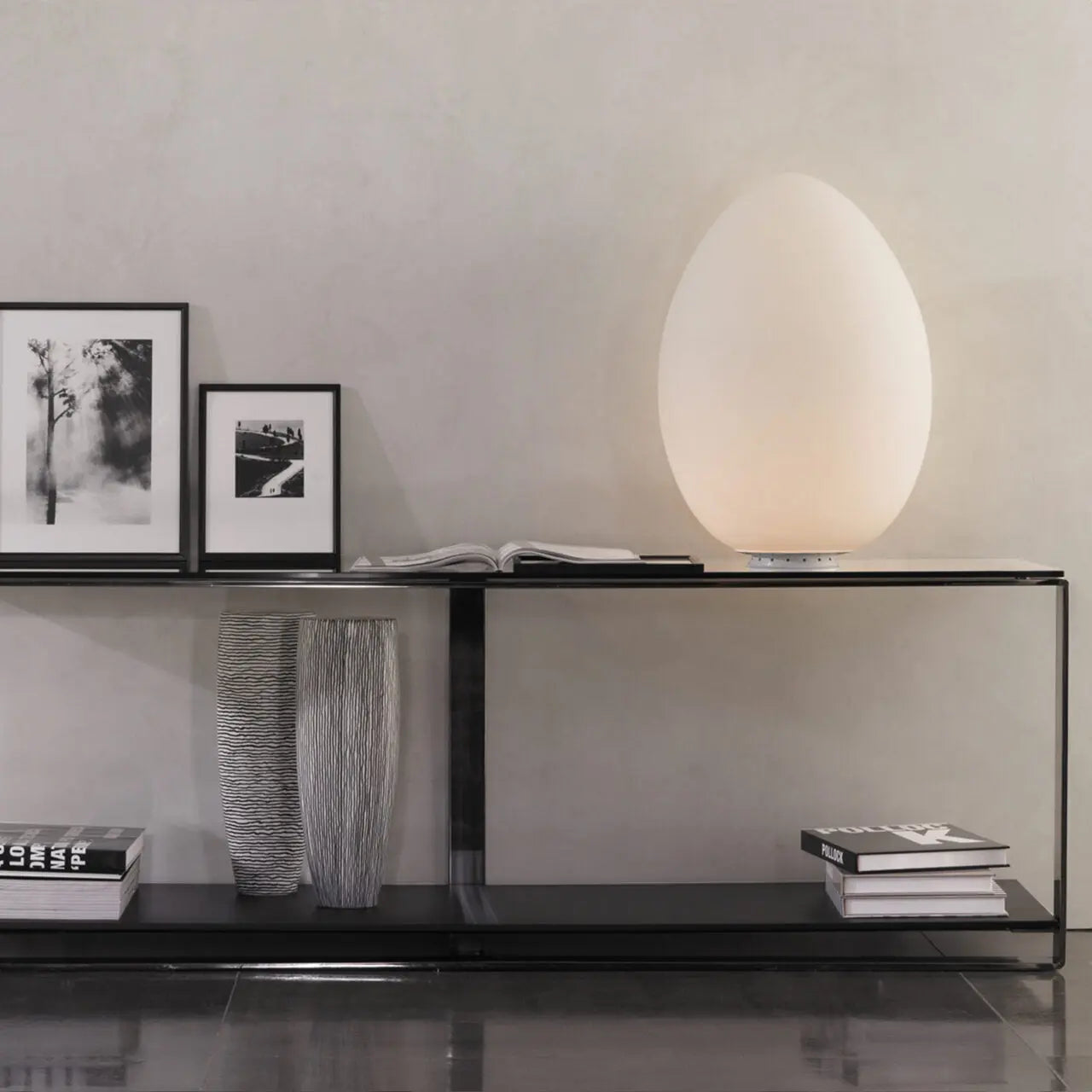 Lampa stołowa UOVO białe dmuchane szkło – Fontana Arte