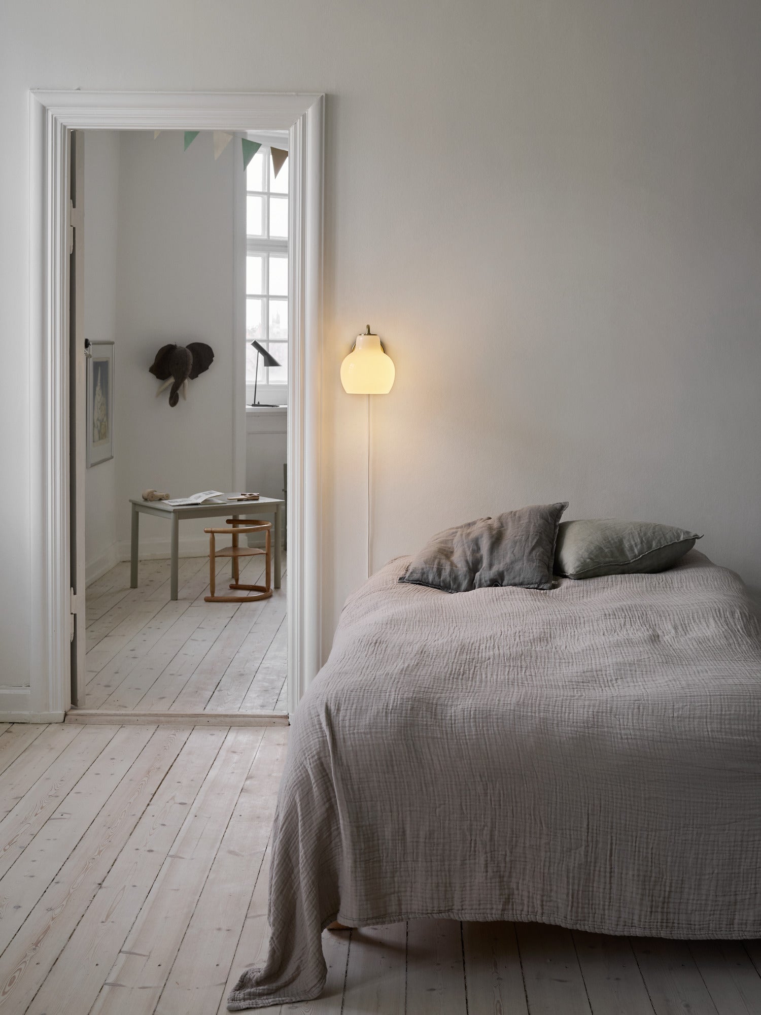 Lampa ścienna VL RING CROWN 1 biały z mosiężną podstawą