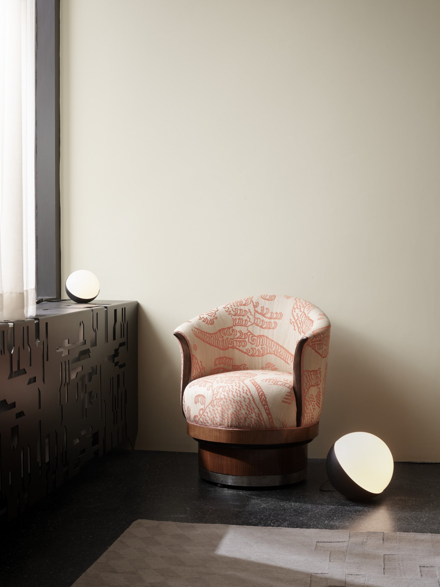 Lampa VL STUDIO weiß mit schwarzem Sockel