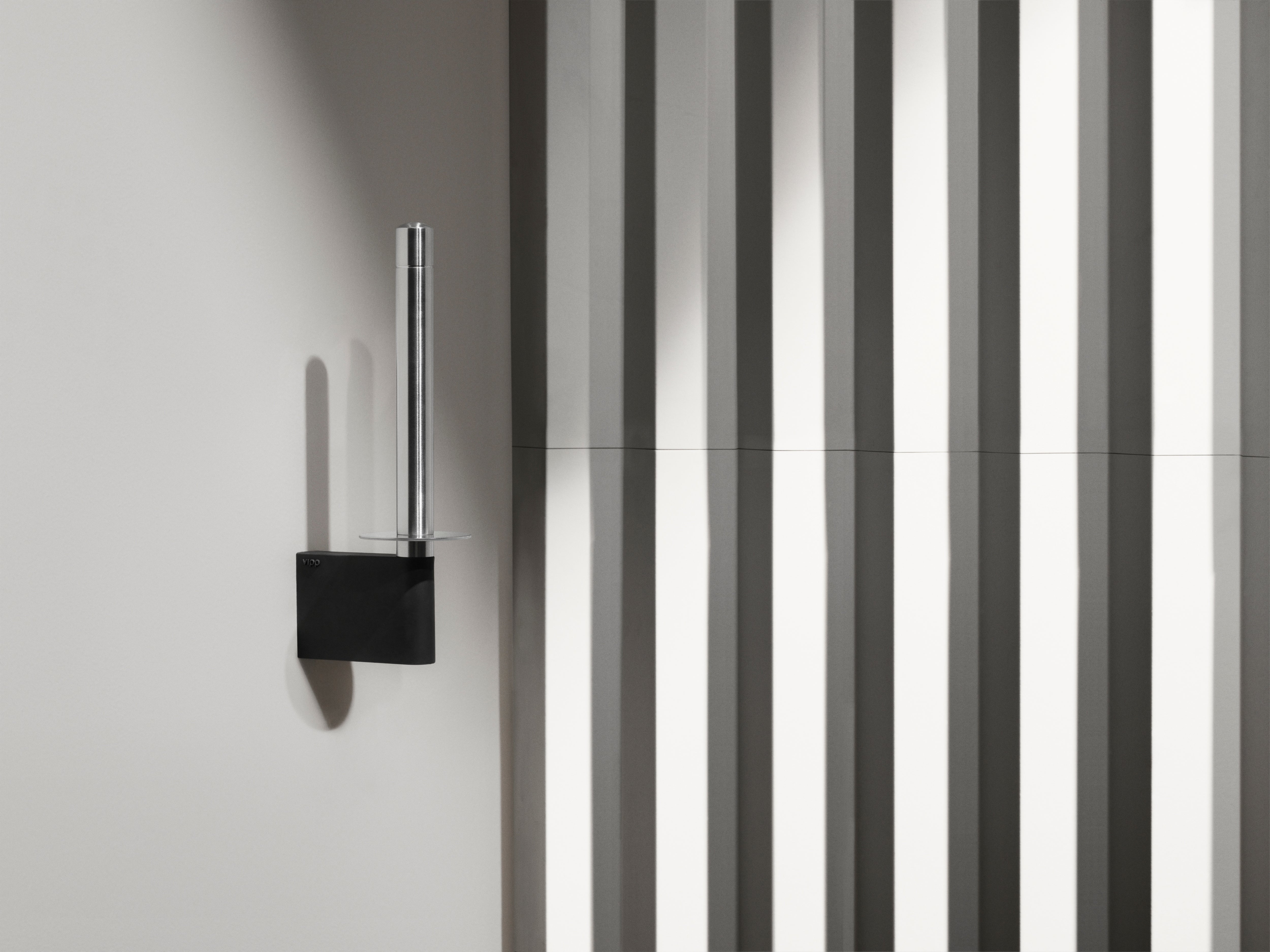 Vertikaler VIPP Toilettenpapierhalter aus Stahl mit Schwarz