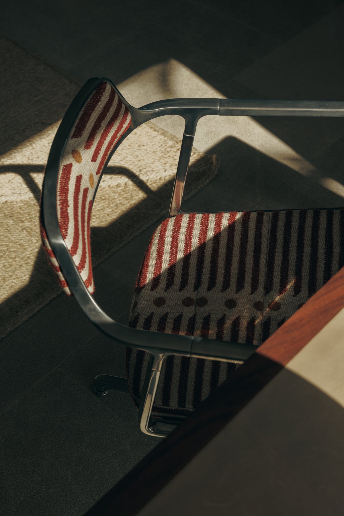Bürostuhl 452 – MALLORCA beige und rot mit Metallbasis