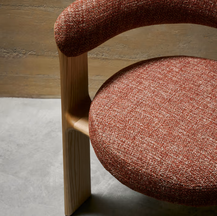 Sessel mit Armlehnen GRANITE roter Chenille mit Eschenbasis