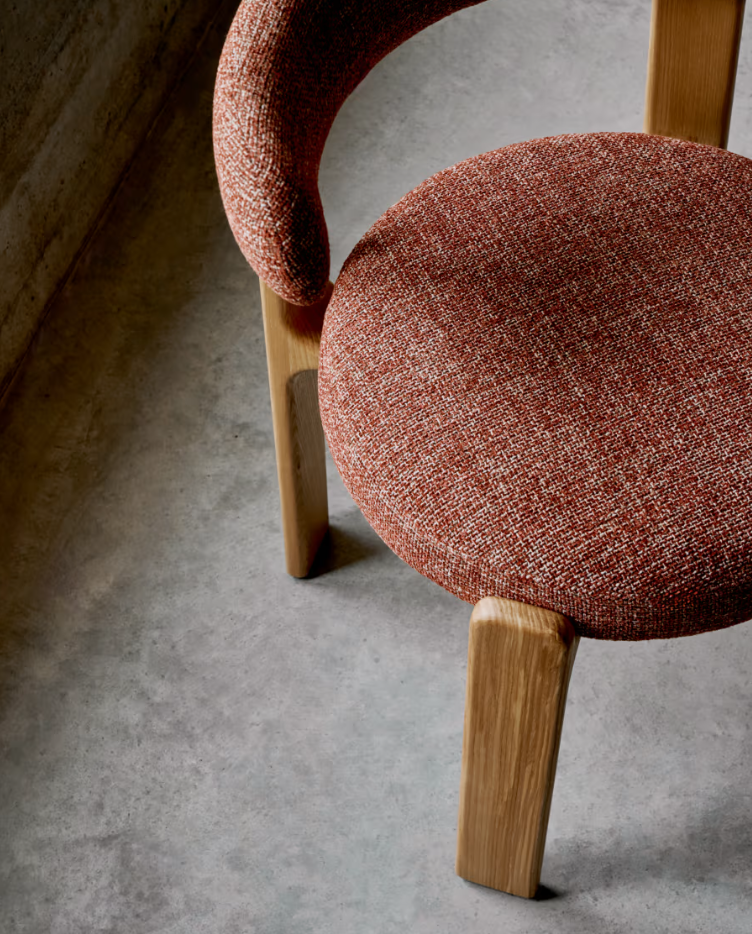 Stuhl GRANITE roter Chenille mit Eschenbasis