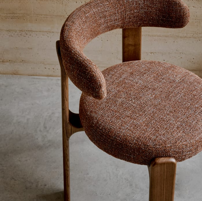 Stuhl GRANITE braunes Chenille mit dunklem Eschenfuß