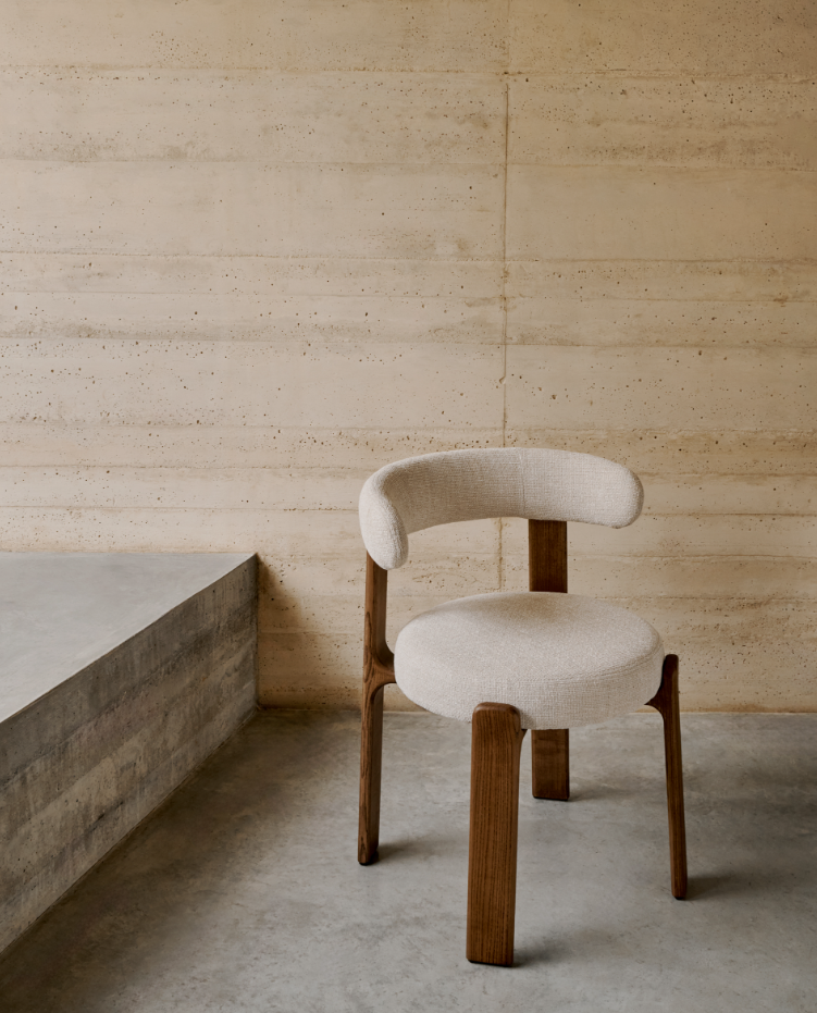 Stuhl GRANITE beige Chenille mit dunklem Eschenfuß
