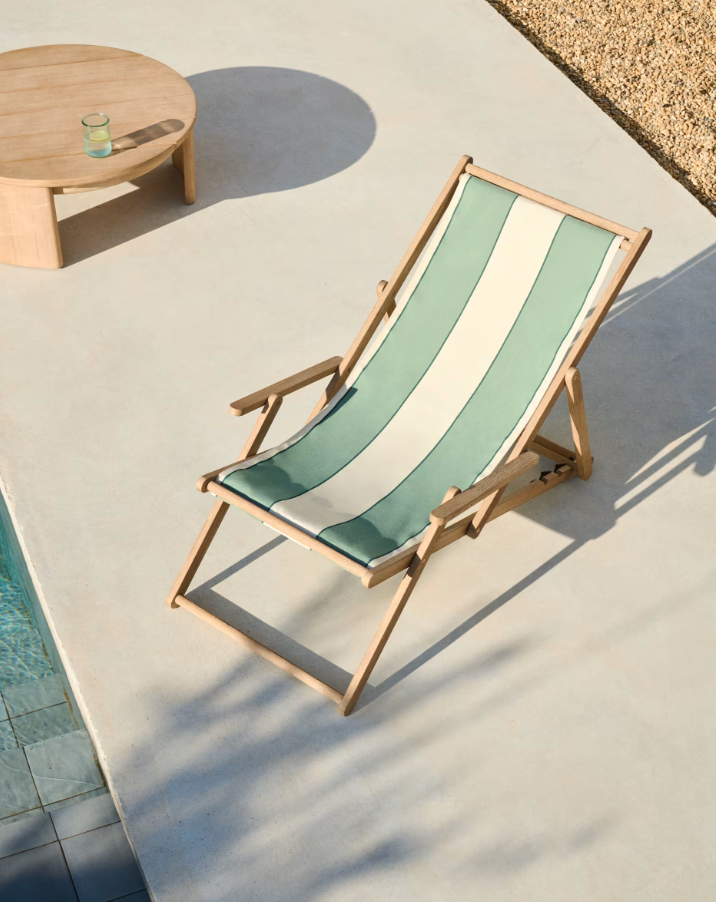 Ein Green-Bege Vilara Deckchair mit einer Akazienbasis