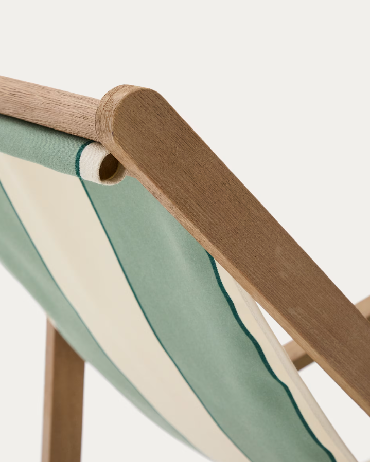 Ein Green-Bege Vilara Deckchair mit einer Akazienbasis