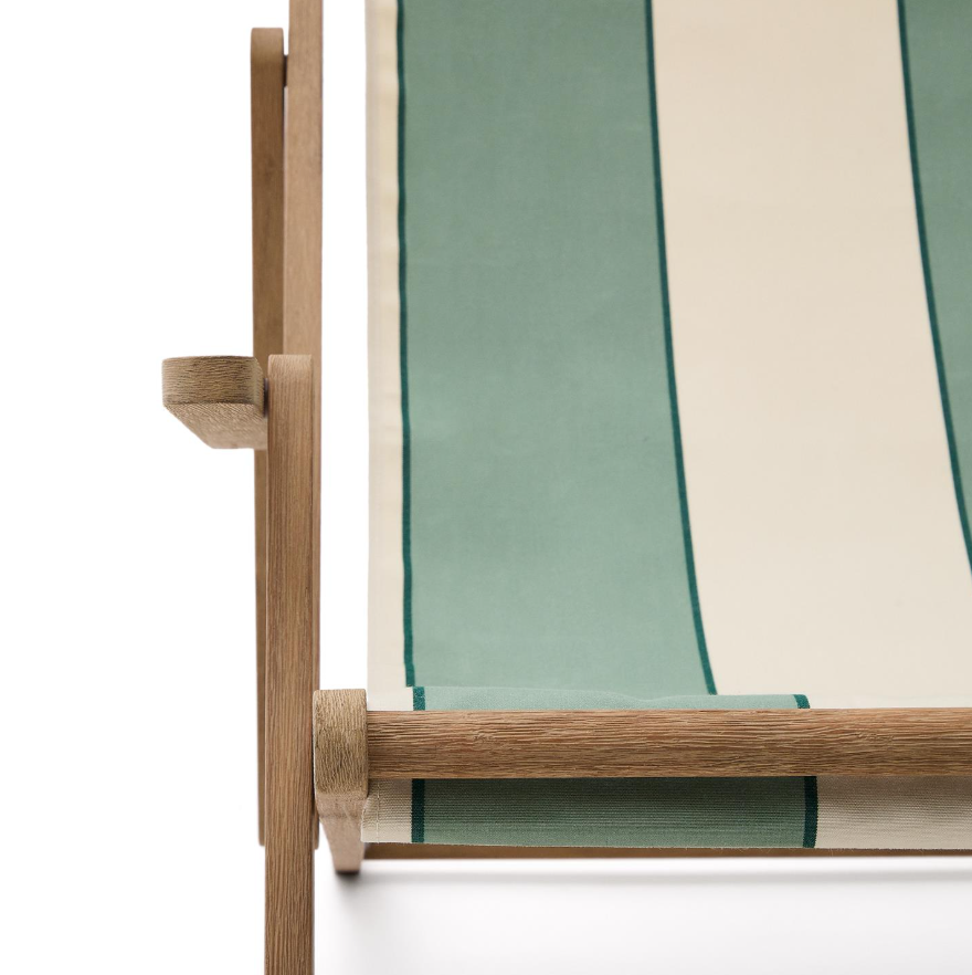 Ein Green-Bege Vilara Deckchair mit einer Akazienbasis
