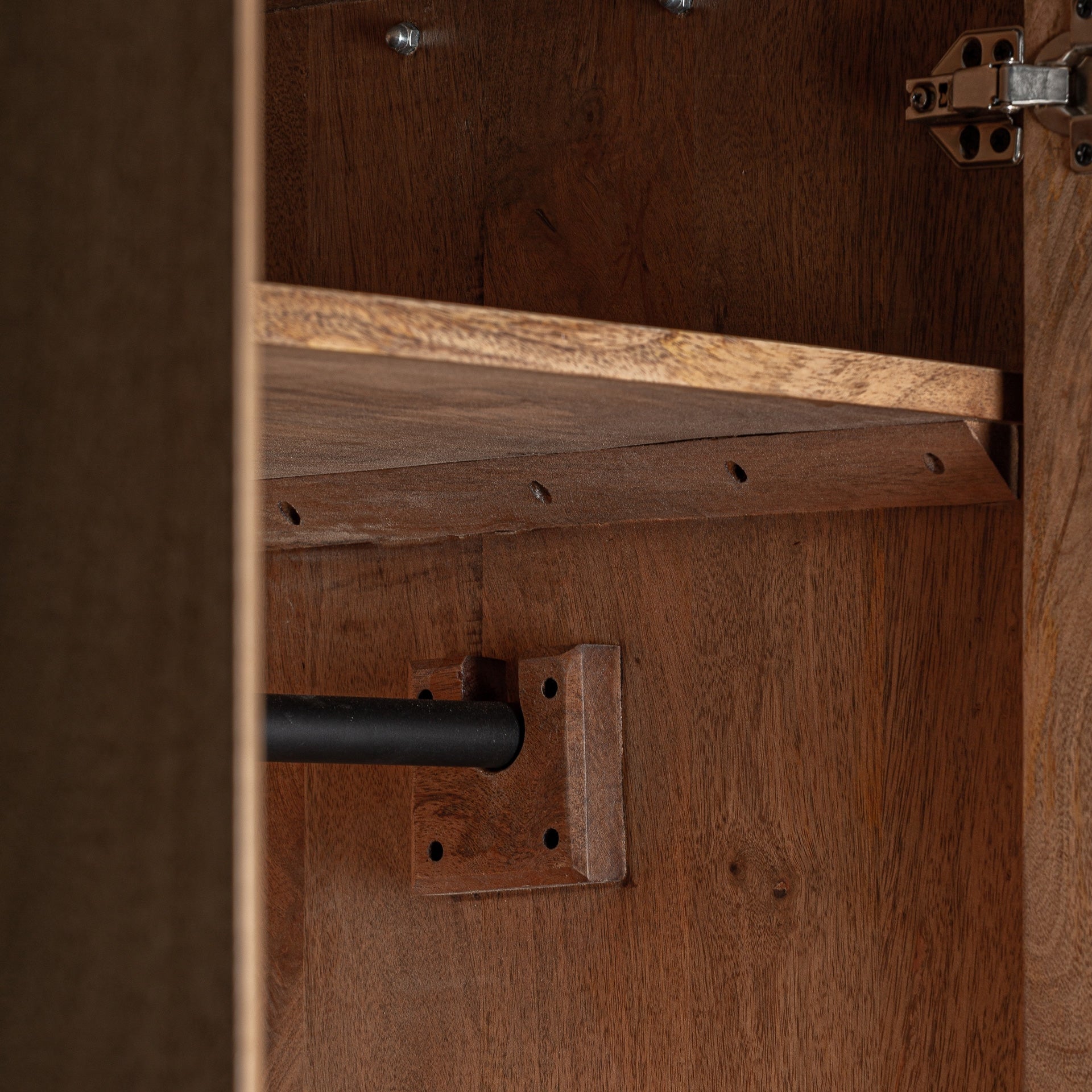KILLEANY Schrank aus Mangoholz mit metallischer Veredelung