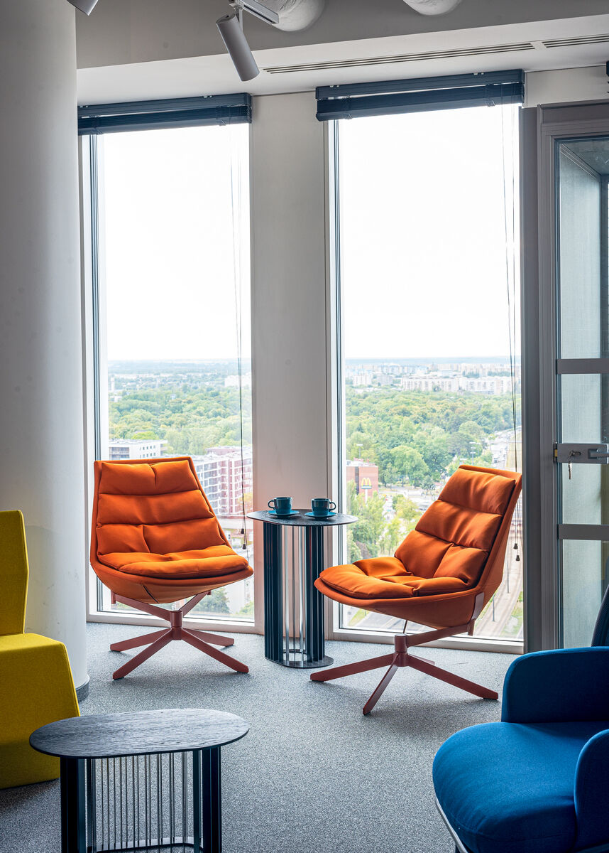 Rollen Sie Furnier Couchtisch mit einer Metallbasis