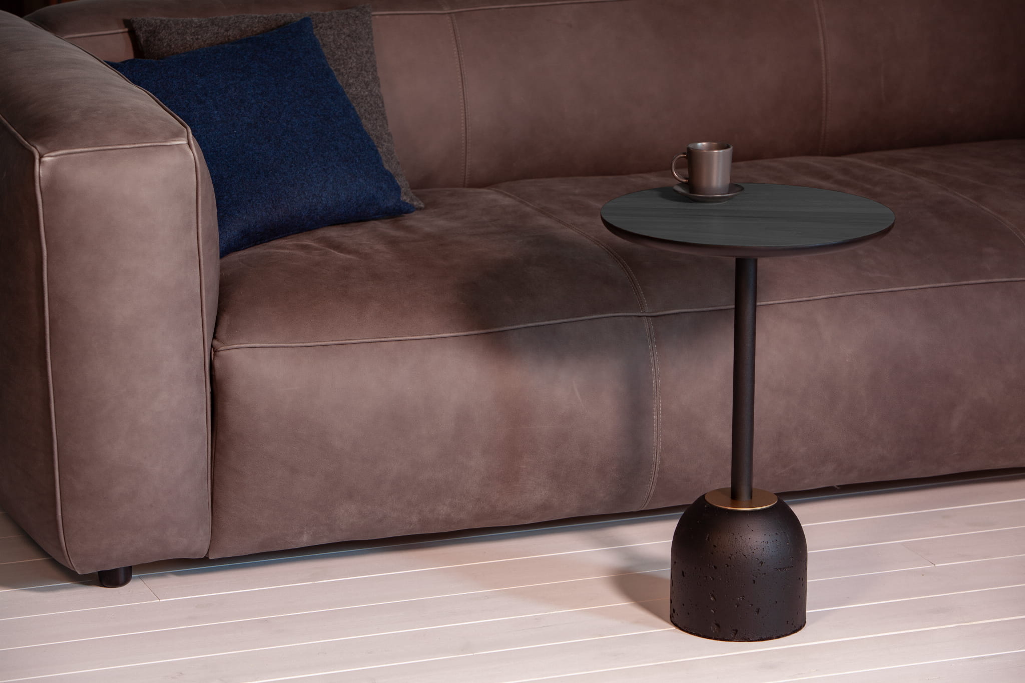 Couchtisch BET schwarz mit Betonbasis