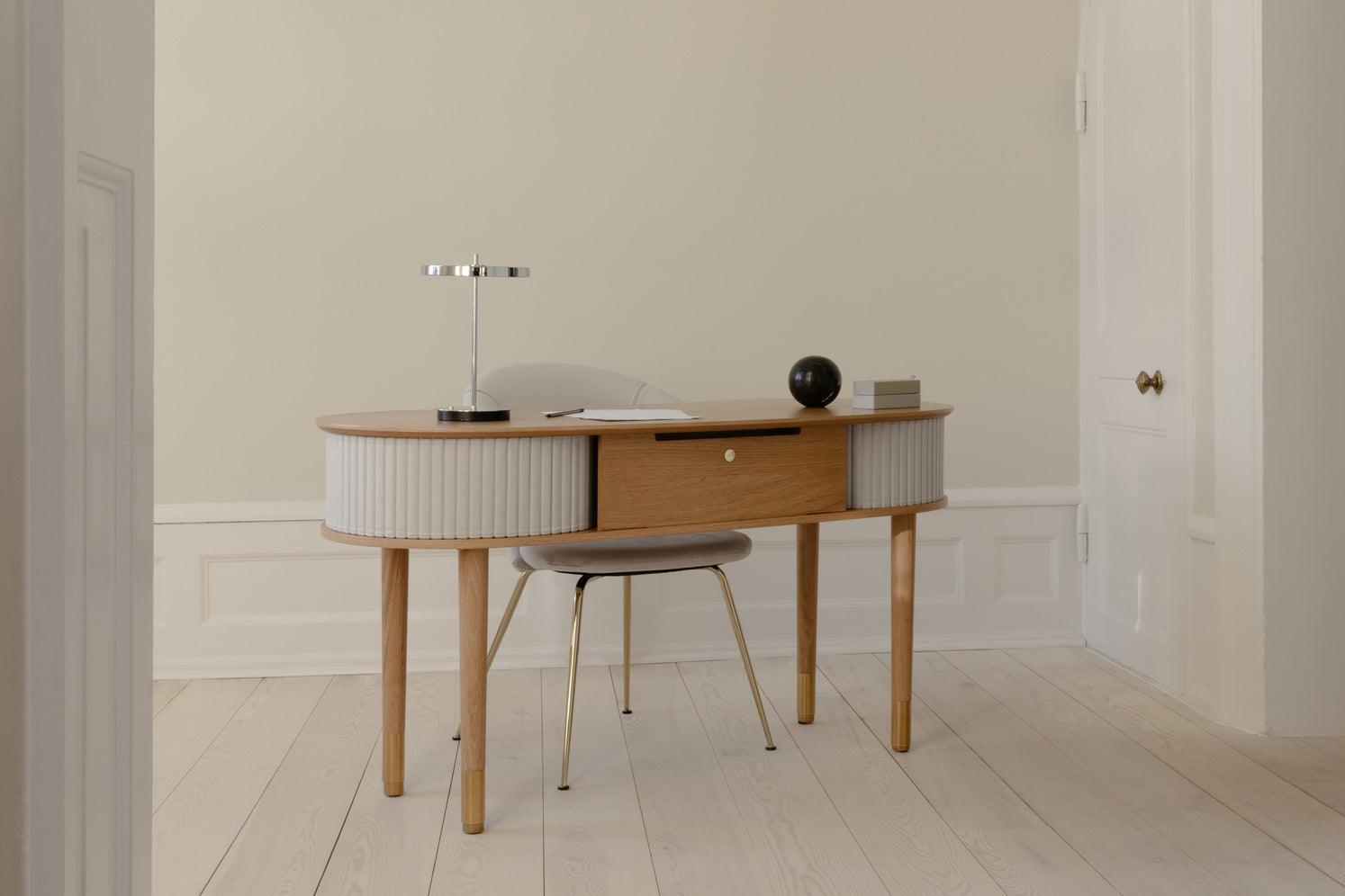 Biurko AUDACIOUS baby blue z dębem UMAGE Eye on Design