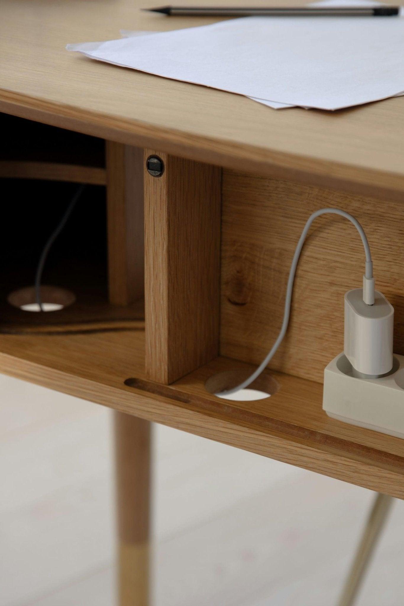 Biurko AUDACIOUS węglowy czarny z dębem UMAGE Eye on Design