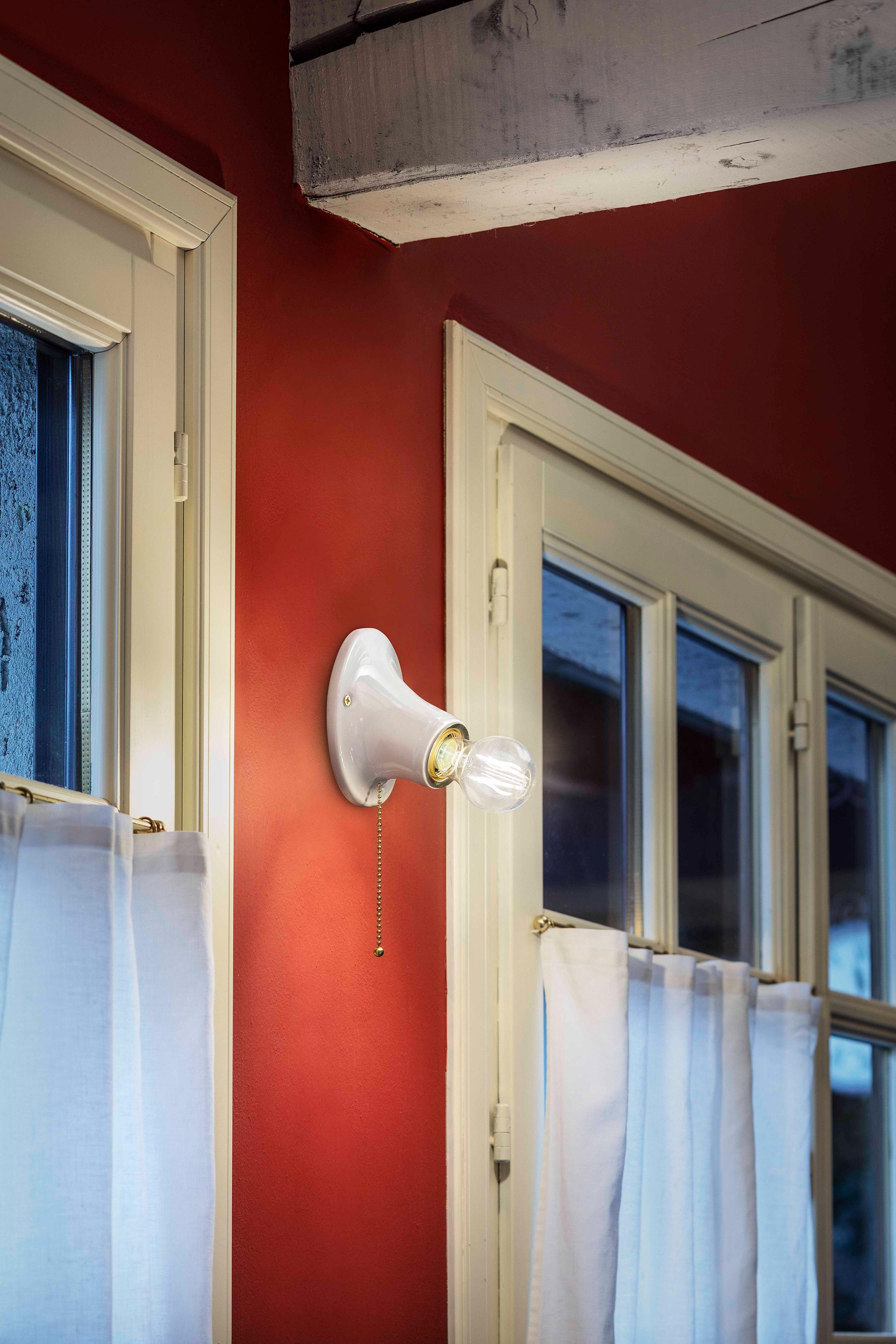 White ceramic wall lamp TRIESTE with a gold switch