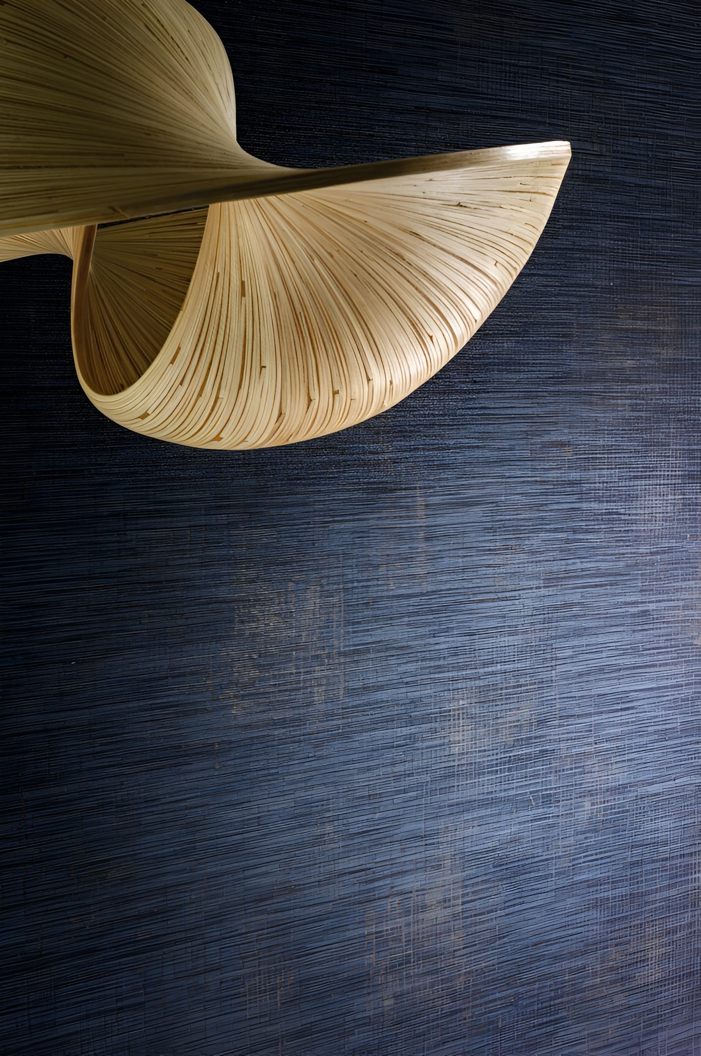 Structural textile wallpaper imitating canvas ORCADE - Tobacco brown