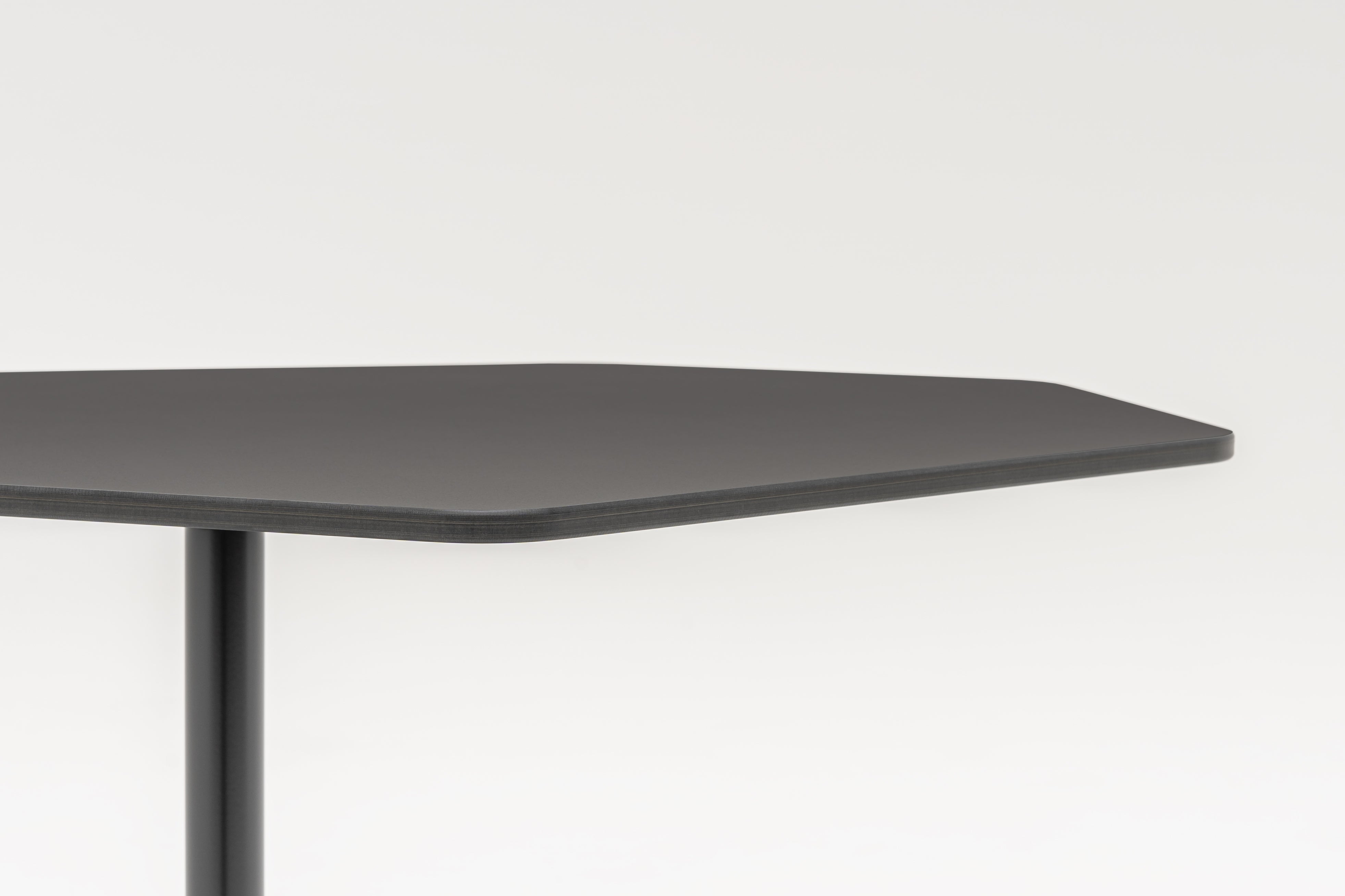 Basalto -Metall -Couchtisch
