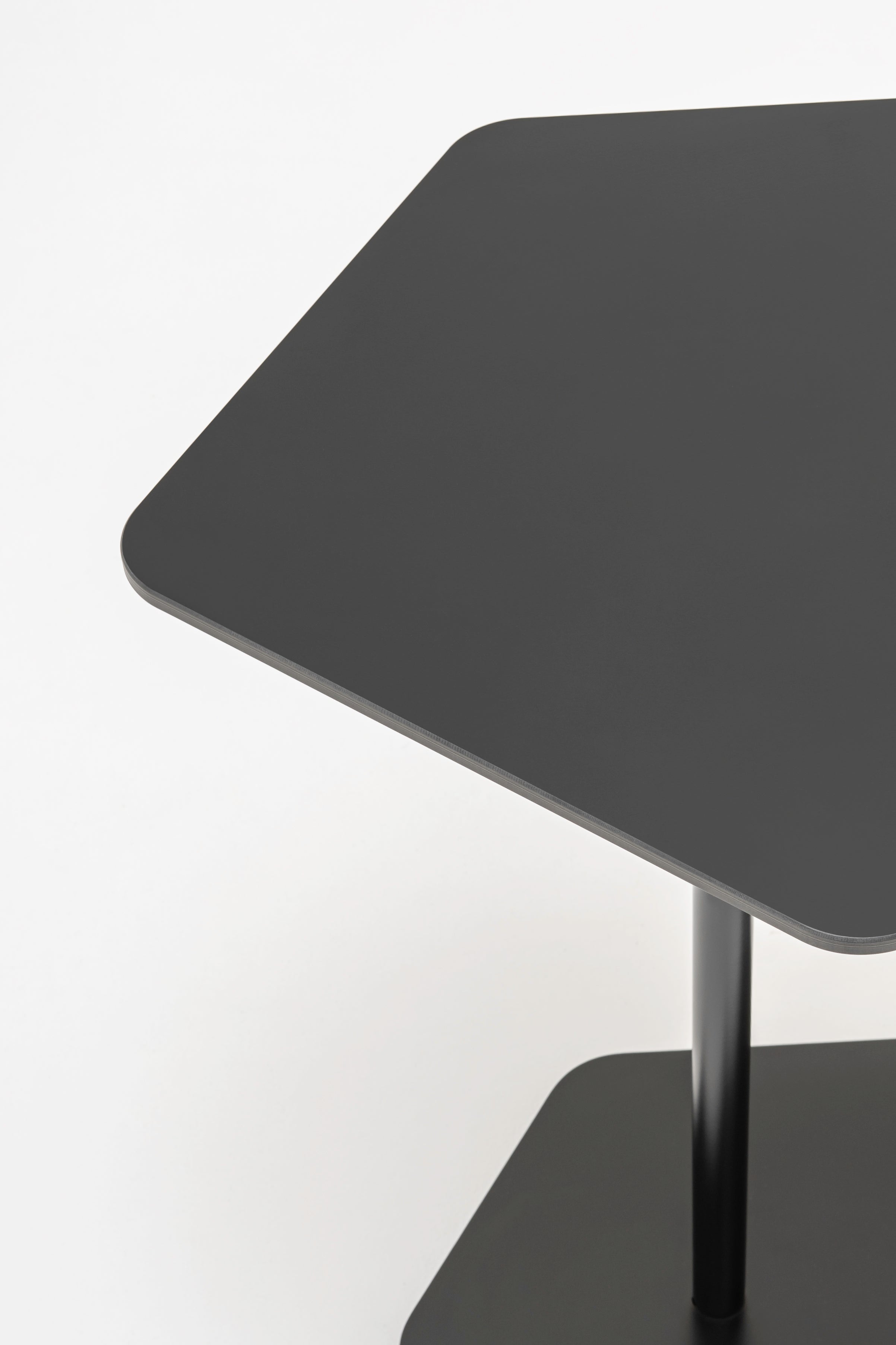 Basalto -Metall -Couchtisch