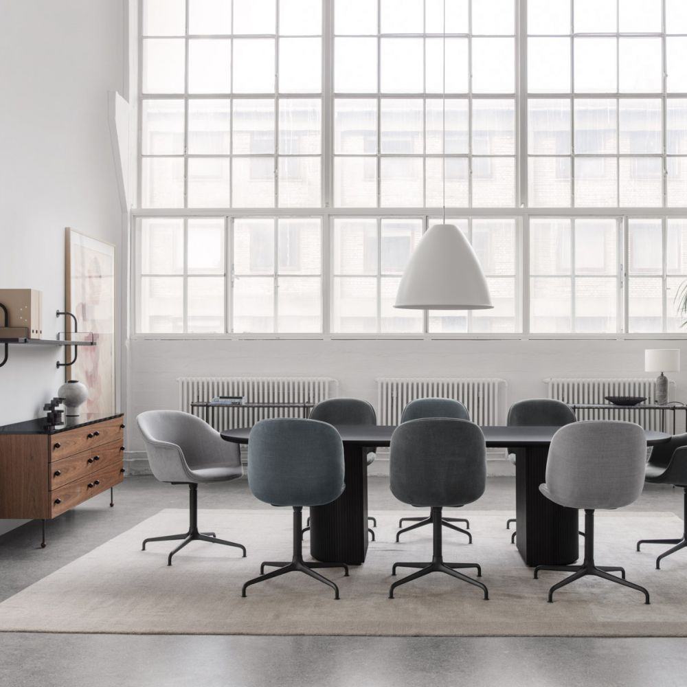 Drehstuhl BEETLE gepolstert mit schwarzem Fuß