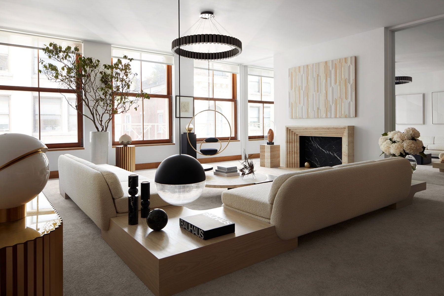 Lampa stołowa CRESCENT opalowy klosz z mosiężną podstawą