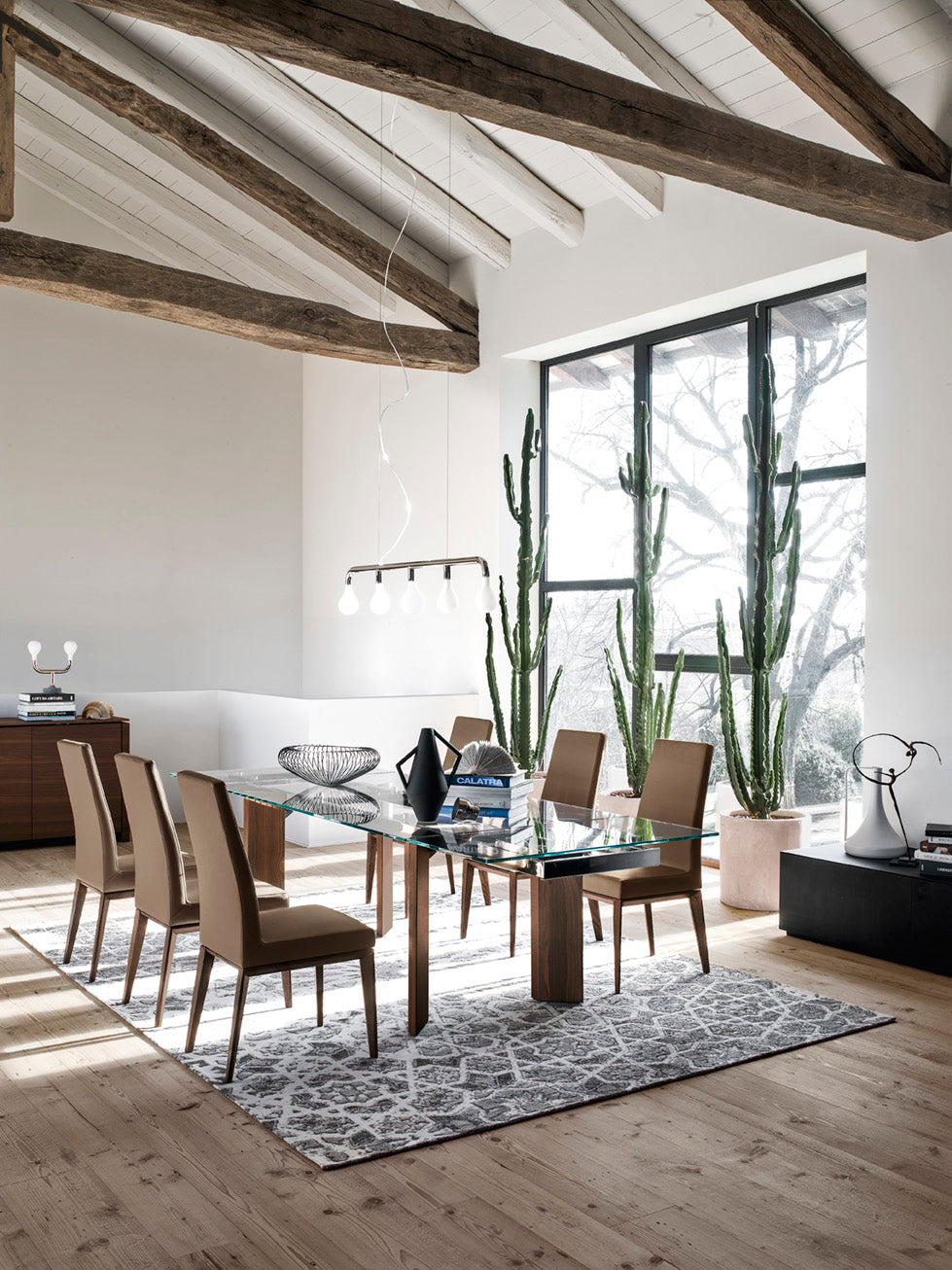 Polsterstuhl BESS mit dunklem Holzgestell