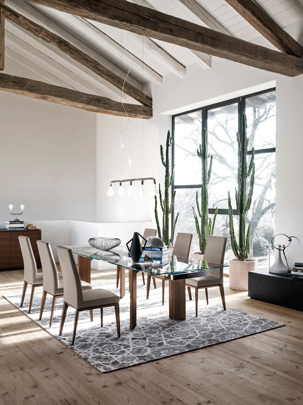 Polsterstuhl BESS mit dunklem Holzgestell