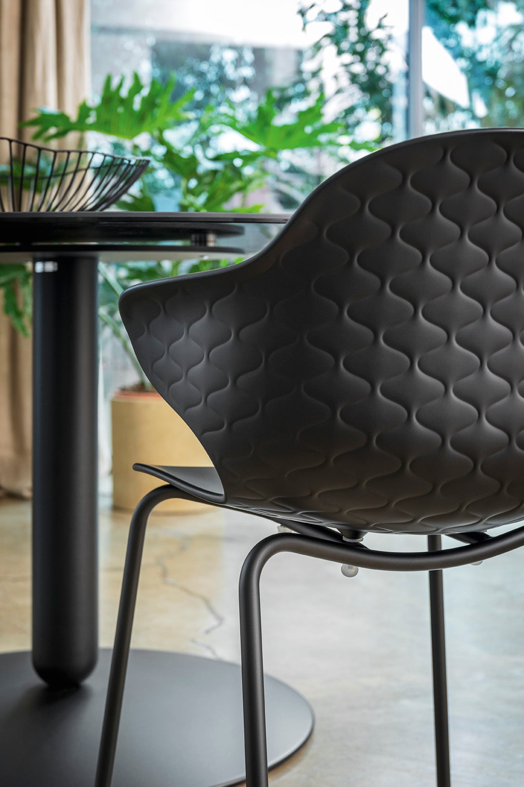 Stuhl SAINT TROPEZ mit braunem Sitz und goldener Metallbasis