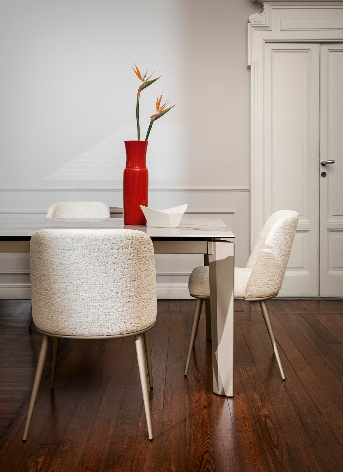 Expandable Table DELTA with Gray Top and Black Base