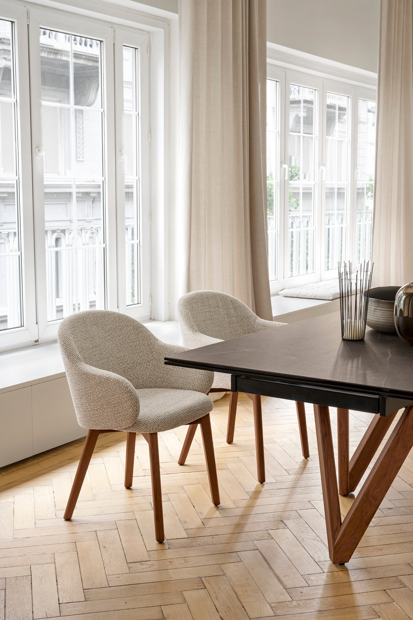 Sessel mit Armlehnen HOLLY FAB gepolstert mit Nussbaumfuß