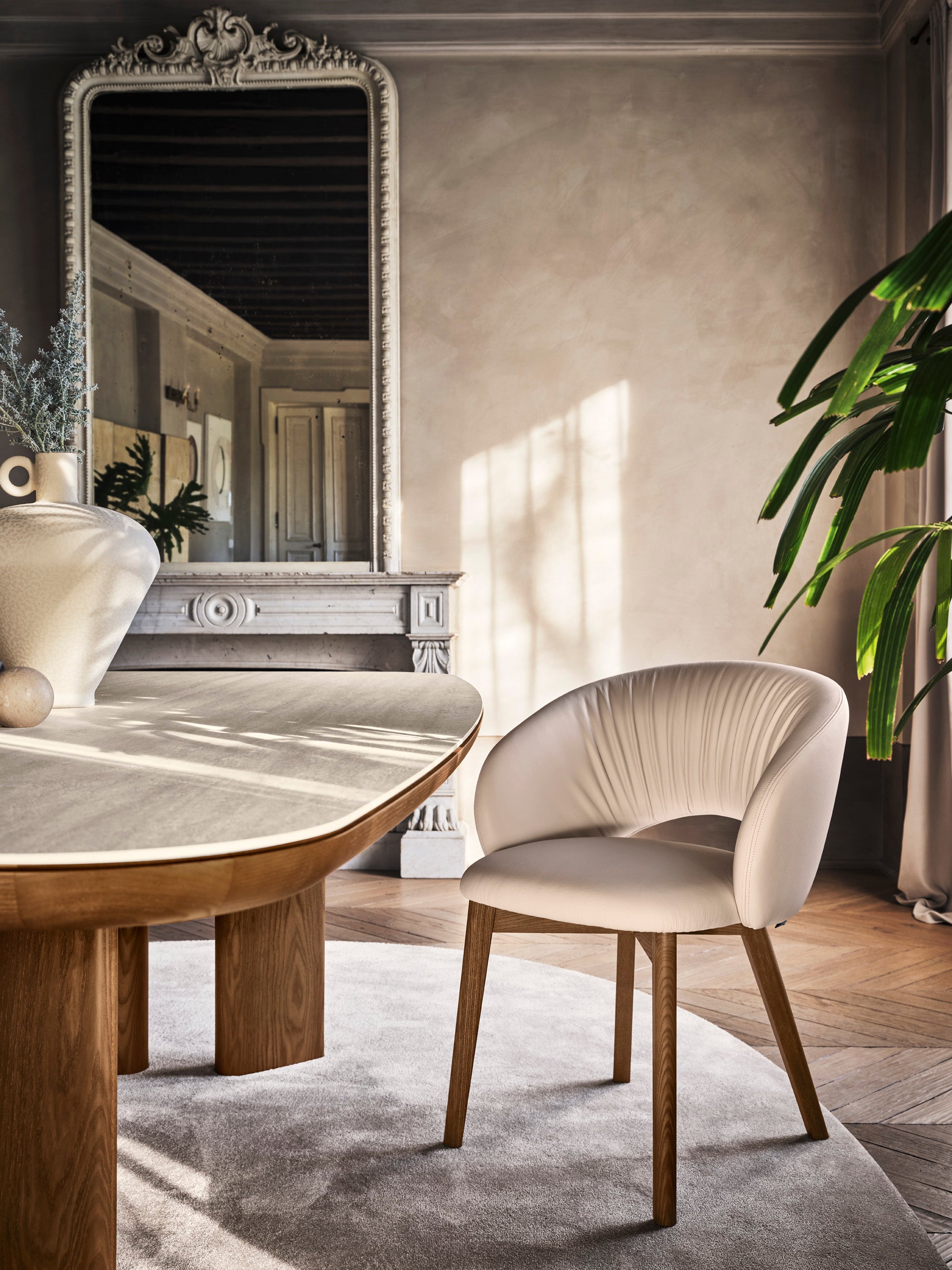 Polsterstuhl ANIME mit Nussbaumfuß