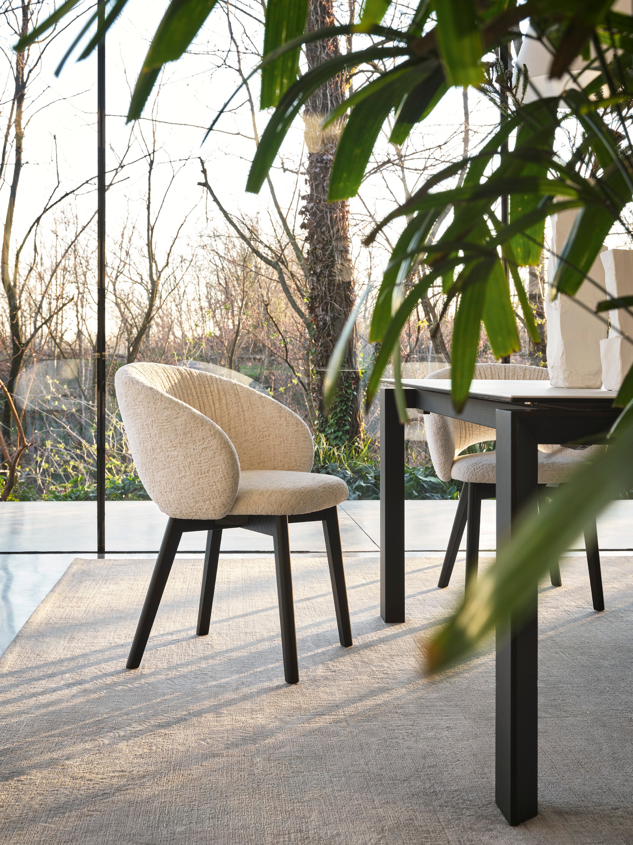 Polsterstuhl ANIME mit schwarzem Holzgestell