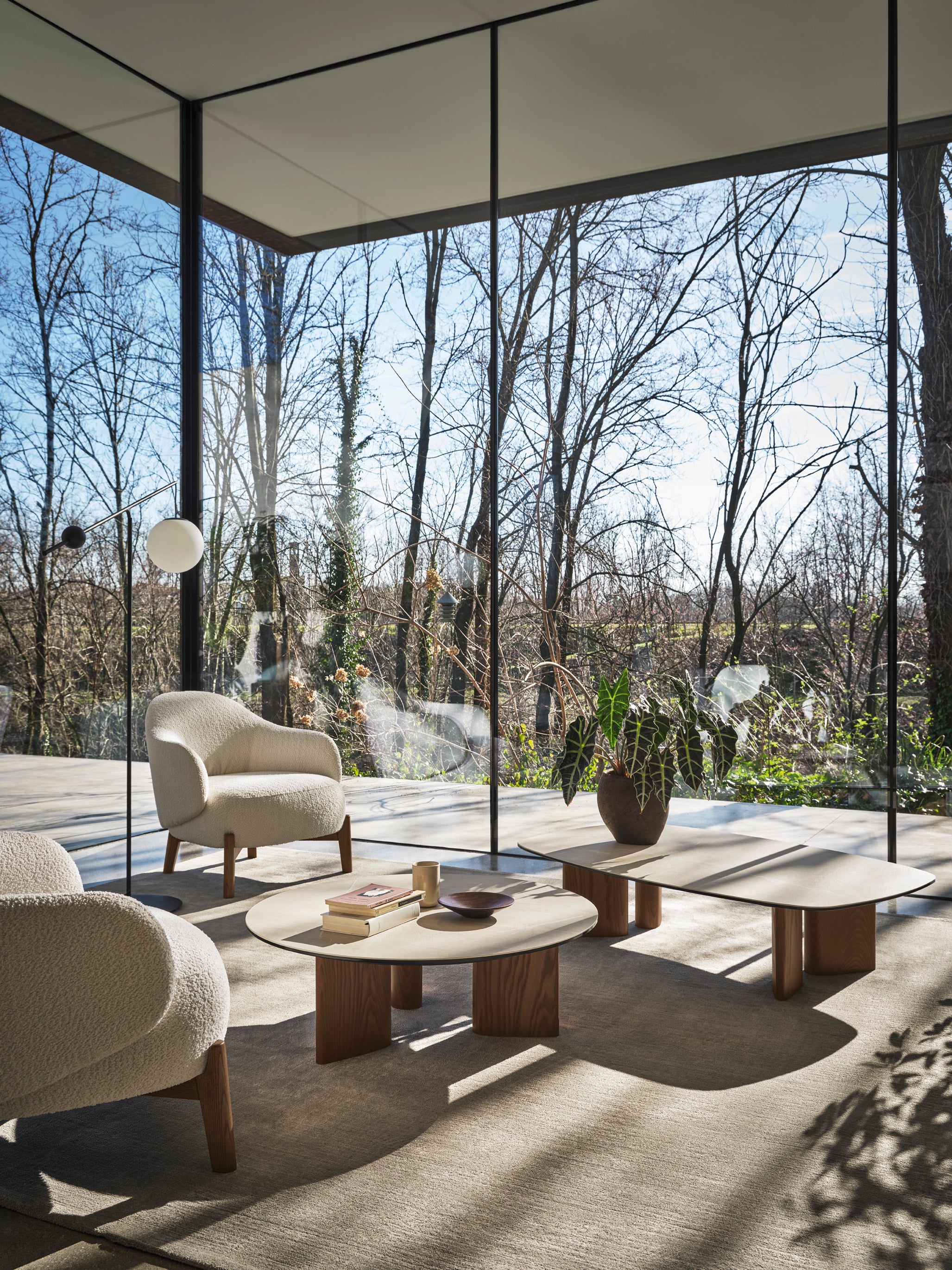 Runder Couchtisch SANDY aus brauner Keramik mit dunklem Holzgestell