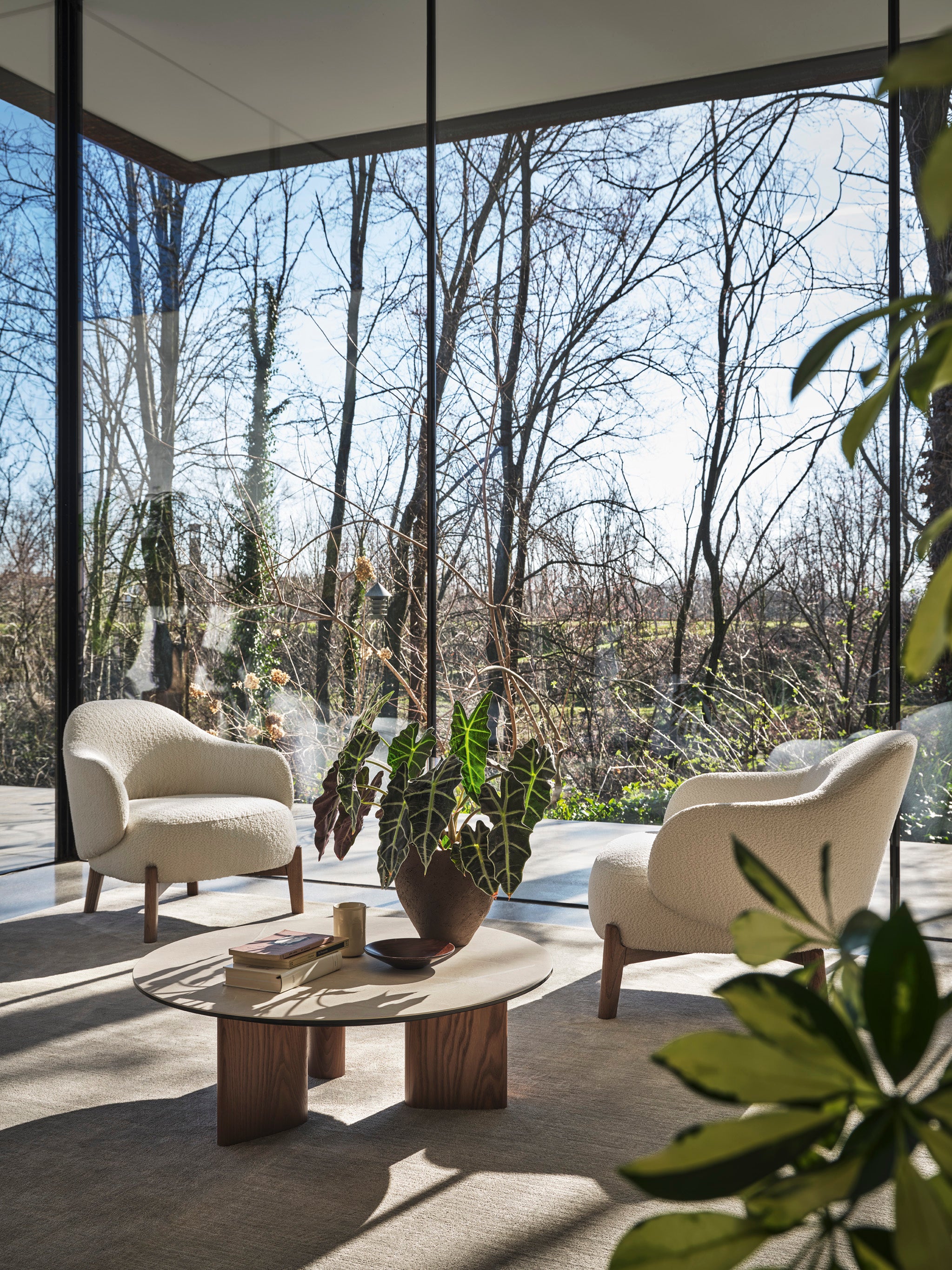 Sessel HOLLY FAB gepolstert mit Nussbaumfuß