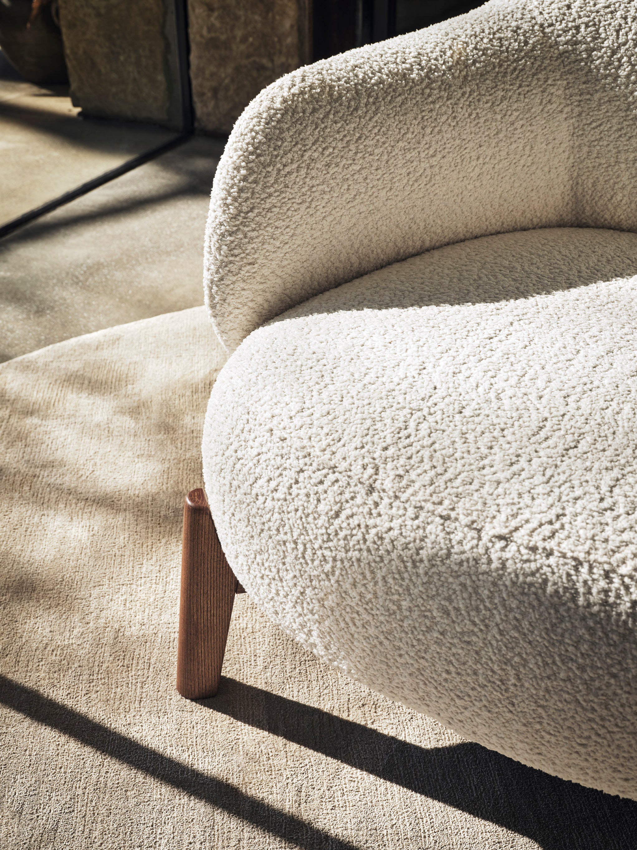 Sessel HOLLY FAB gepolstert mit Nussbaumfuß