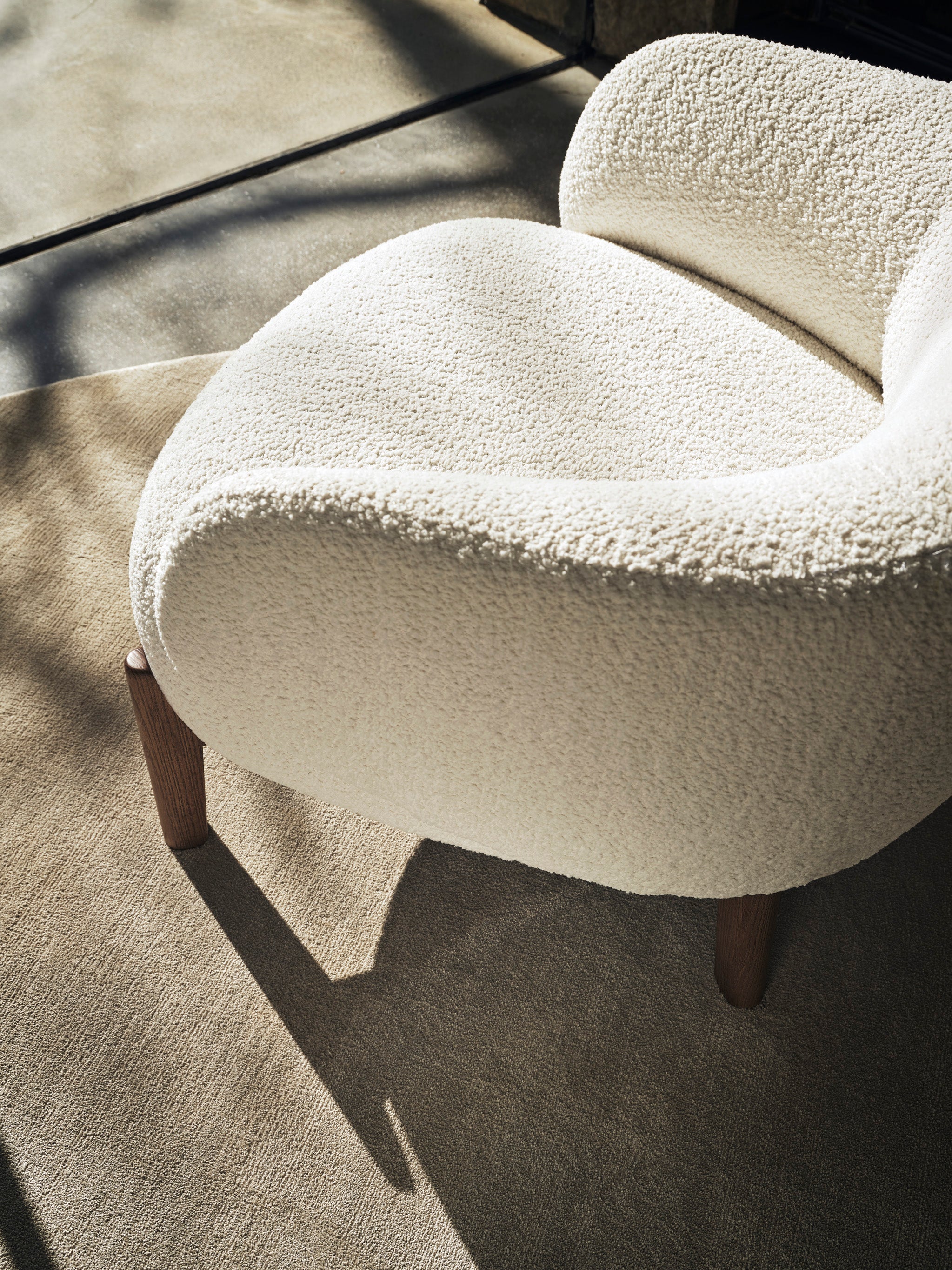 Sessel HOLLY FAB gepolstert mit Nussbaumfuß