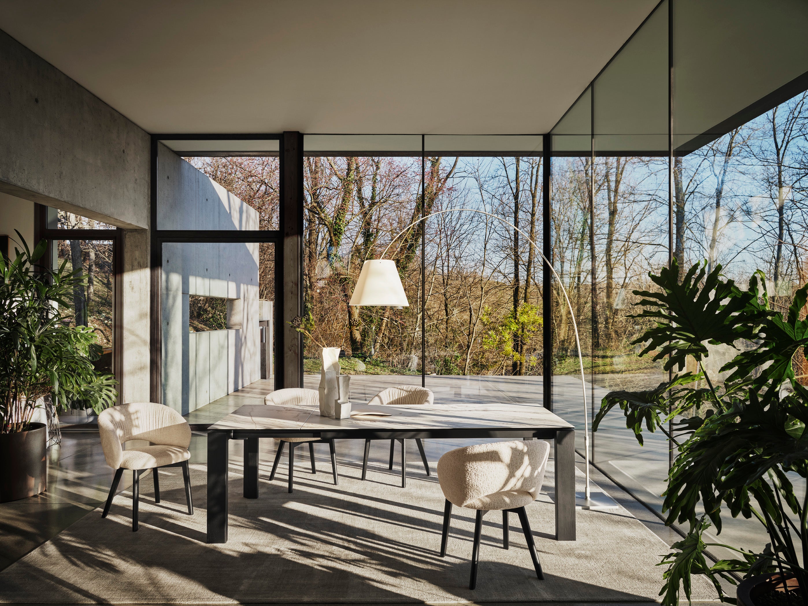 Polsterstuhl ANIME mit schwarzem Holzgestell