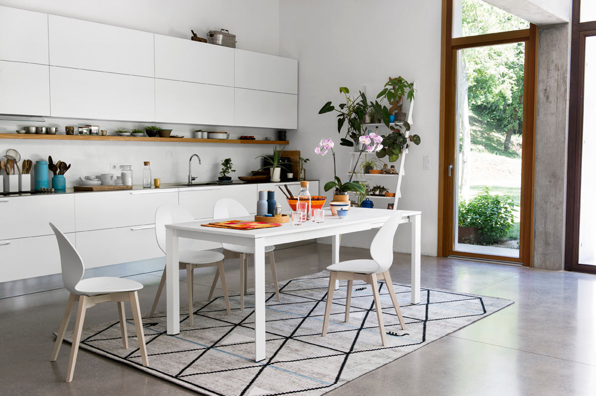 Stuhl BASIL mit weißem Sitz und gebleichtem Holzgestell