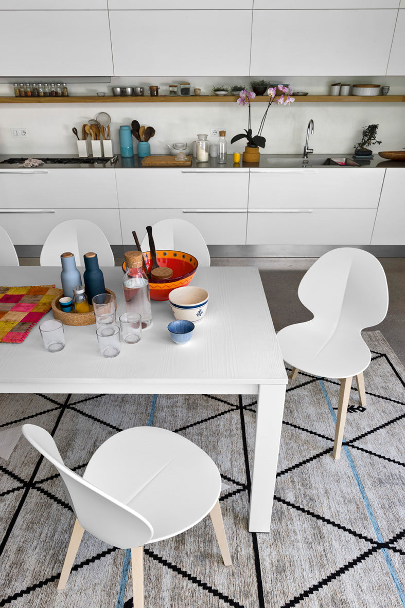 Stuhl BASIL mit weißem Sitz und gebleichtem Holzgestell