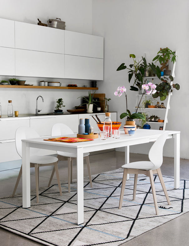 Stuhl BASIL mit grauem Sitz und dunklem Holzgestell