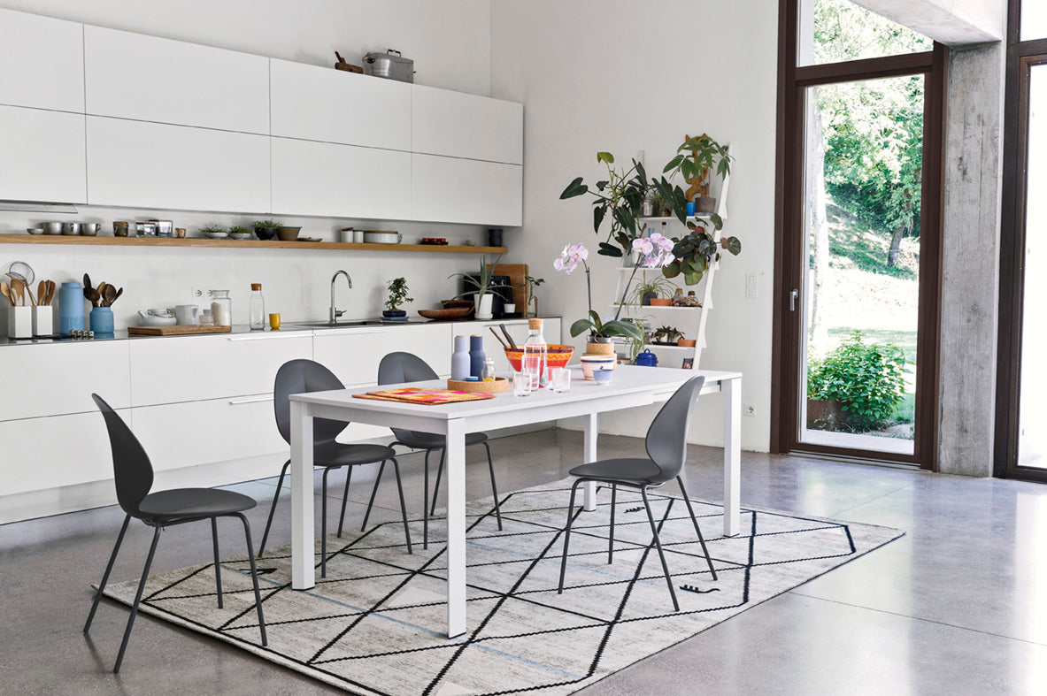 Stuhl BASIL mit weißem Sitz und weißem Metallgestell