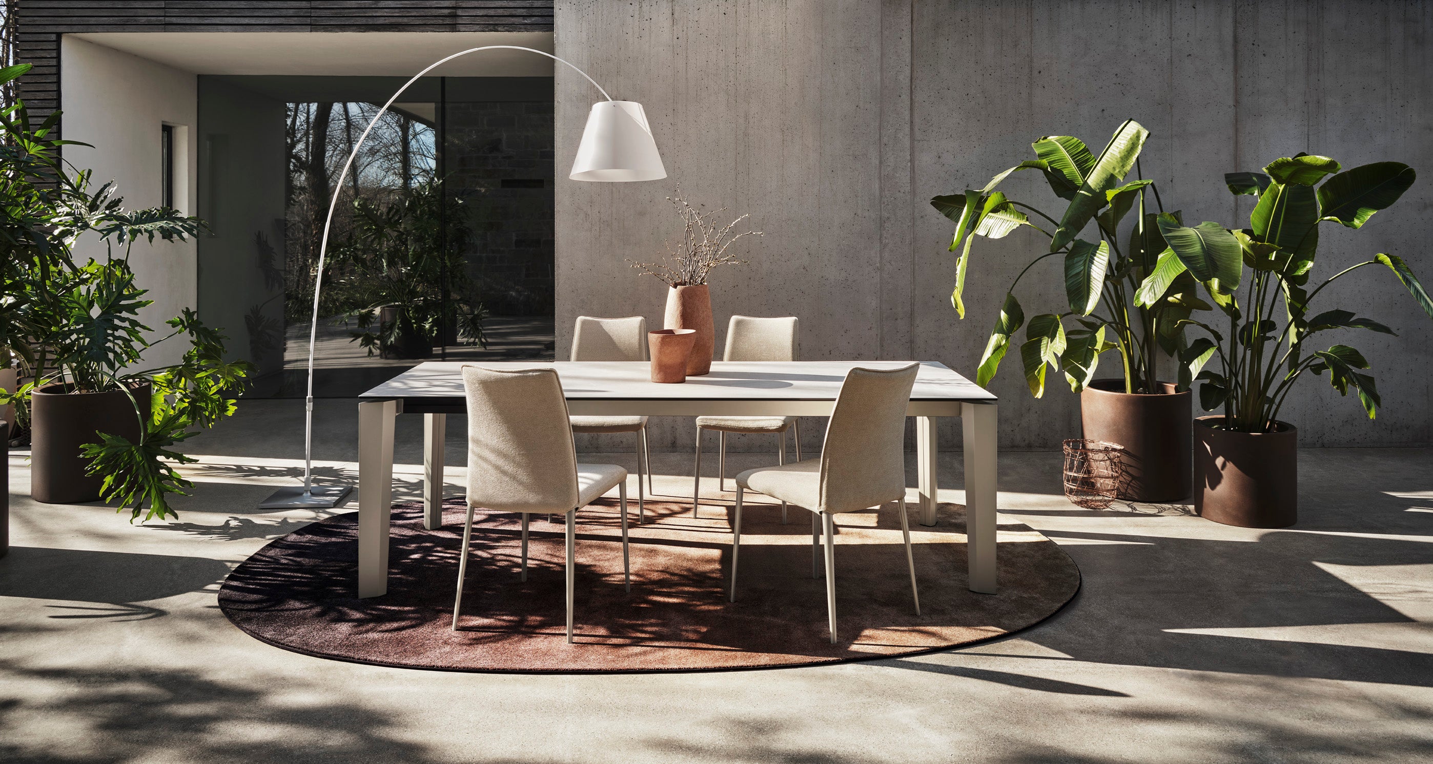 Ausziehbarer Tisch DELTA mit weißer Platte und schwarzem Gestell