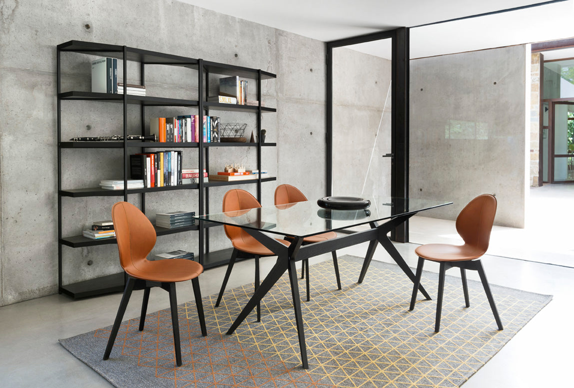 Tisch TOKYO mit Glasplatte und Nussbaumfuß