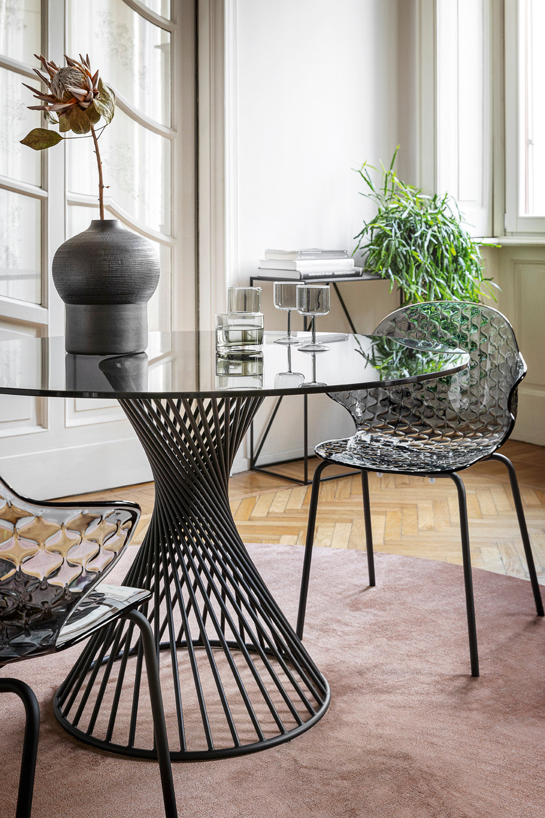 Runder Tisch VORTEX mit rauchigem Glas und schwarzem Gestell