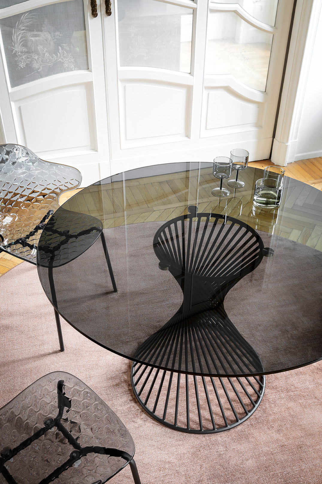 Runder Tisch VORTEX mit rauchigem Glas und schwarzem Gestell
