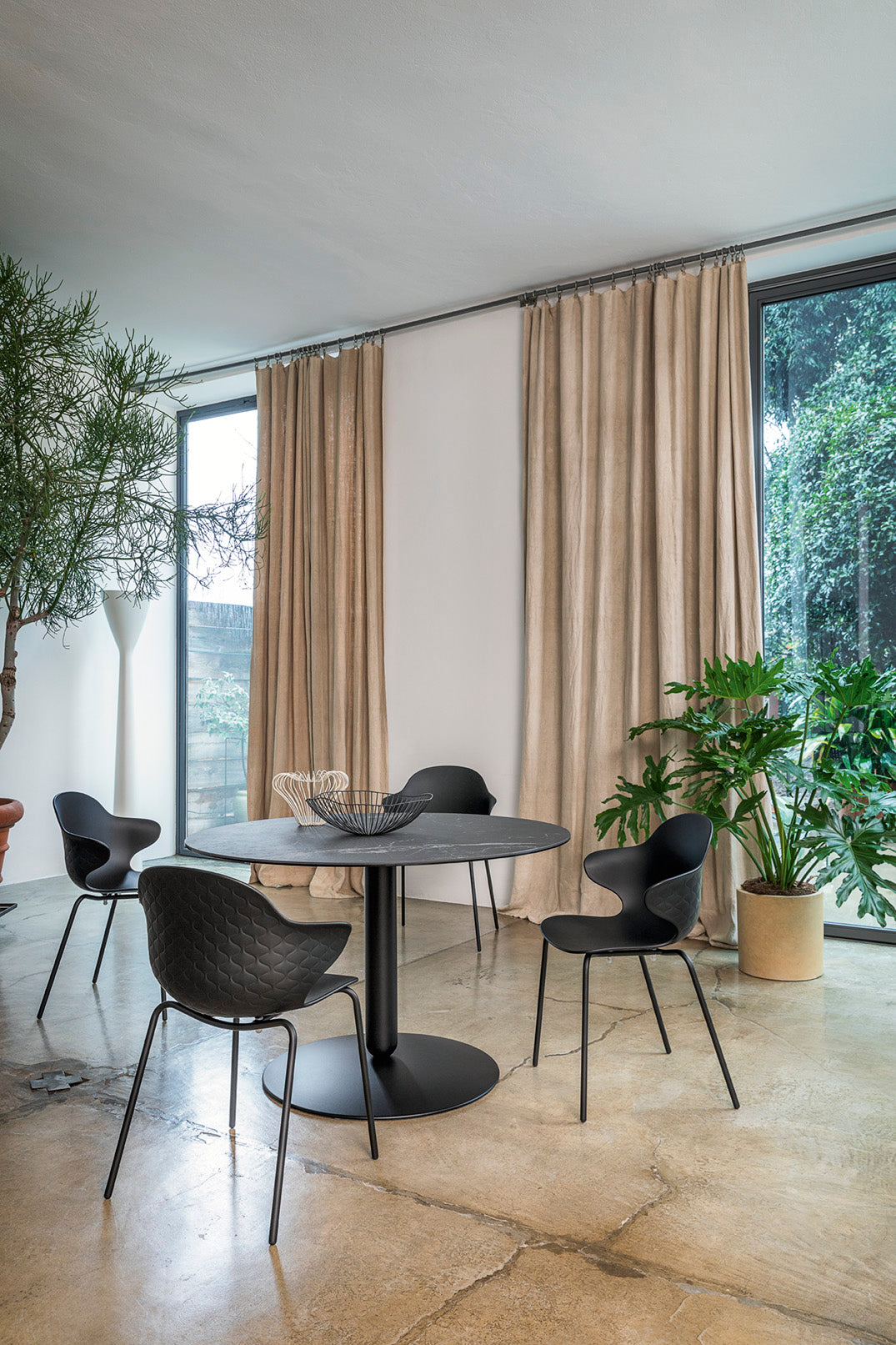 Stuhl SAINT TROPEZ mit weißem Sitz und verchromtem Metallgestell