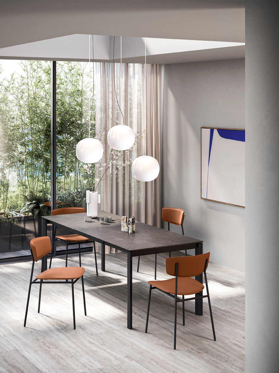 Ausziehbarer Tisch STREAM mit schwarzer Tischplatte und schwarzem Gestell