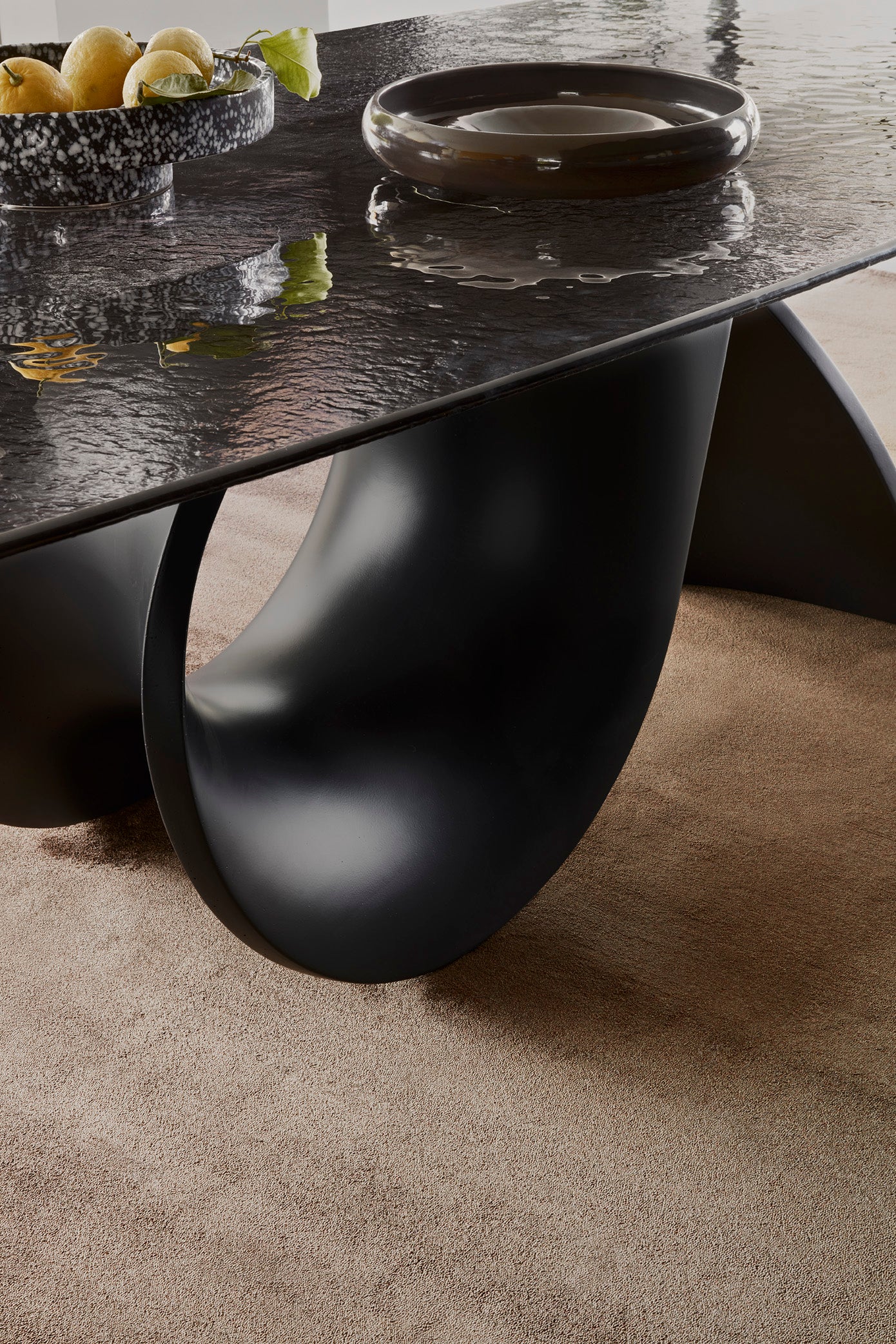 Tisch SEASHELL mit Glasplatte und graphitfarbigem Gestell