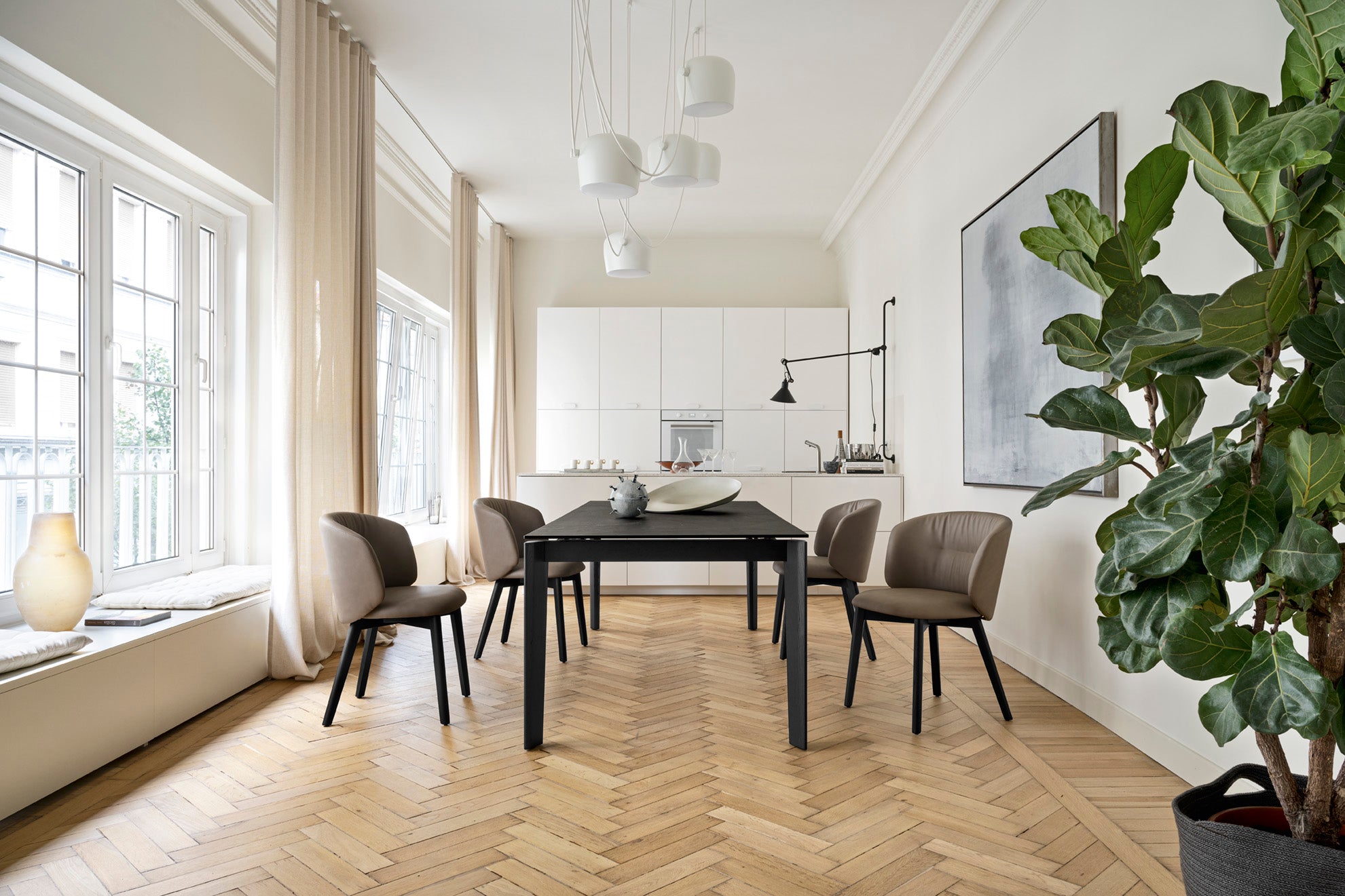 Ausziehbarer Tisch DOGMA mit beigem Tischplatte und Holzgestell aus Nussbaum