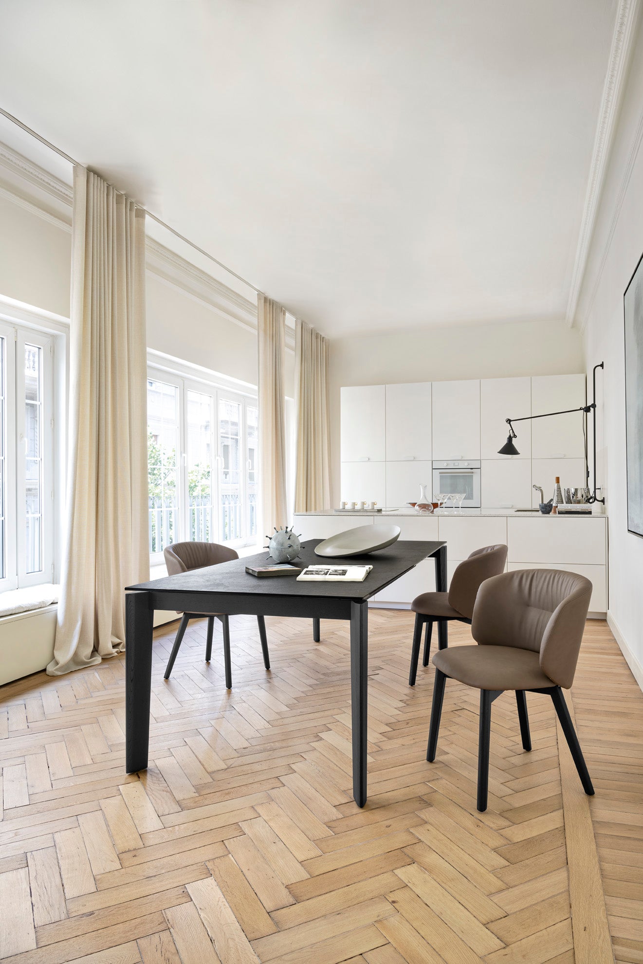 Ausziehbarer Tisch DOGMA mit weißer Platte und schwarzem Gestell