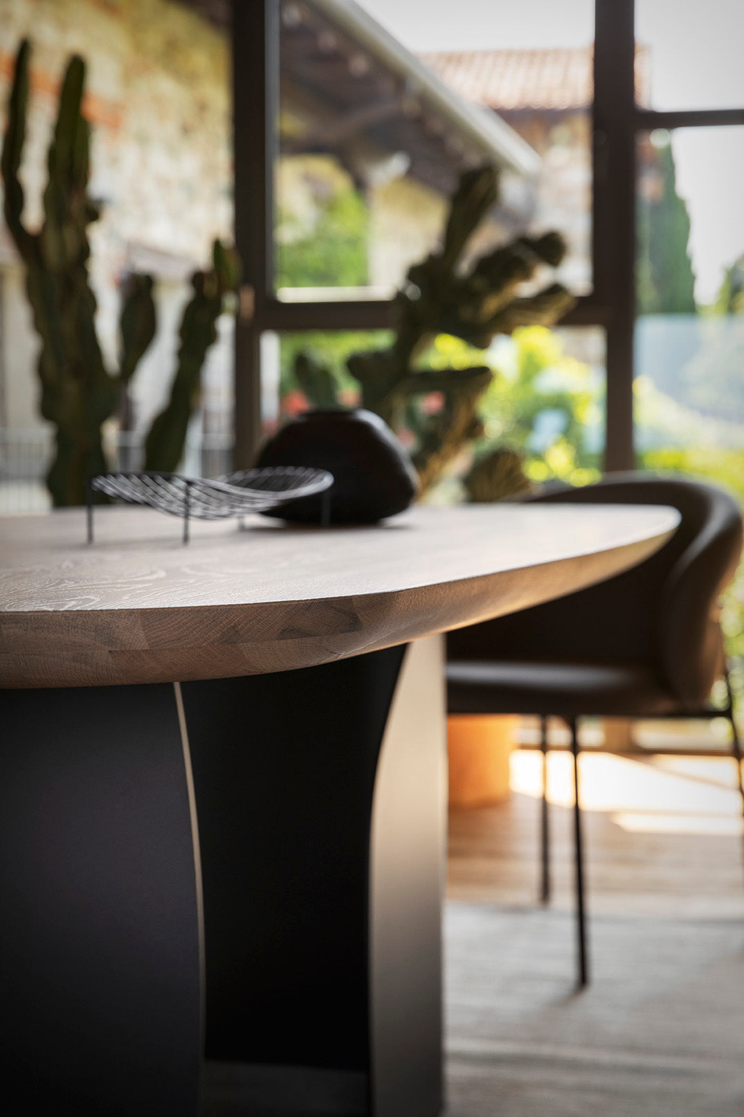 Tisch TWINS mit Nussbaumplatte und schwarzem Gestell