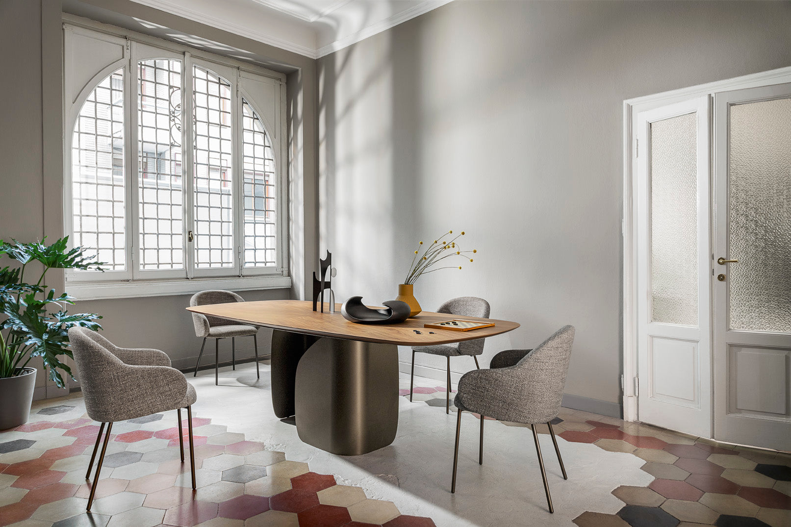 Tisch TWINS mit Nussbaumplatte und schwarzem Gestell